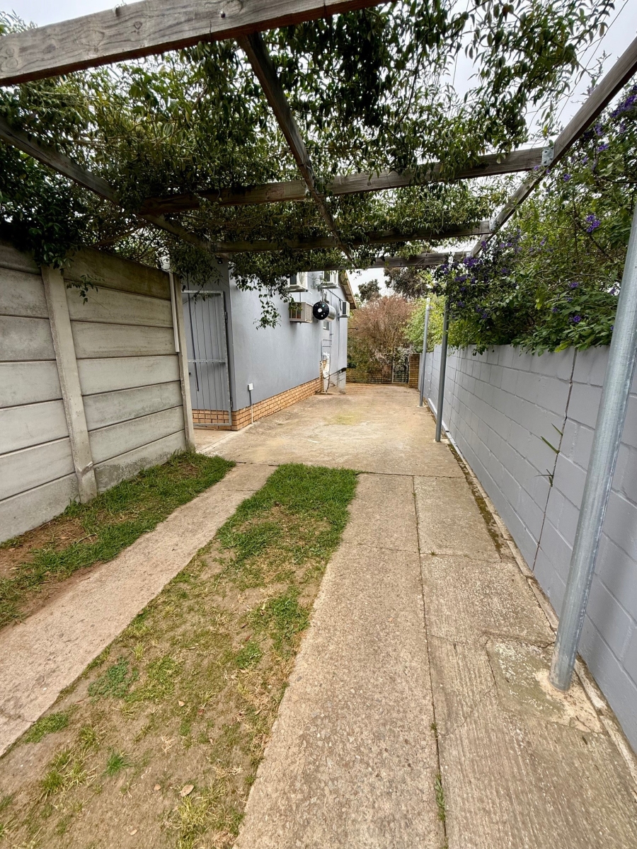 4 Bedroom Property for Sale in Bergzicht Western Cape